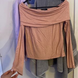 Pretty off the shoulder top very 90’s